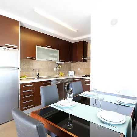 Altido 3-br Flat With Terrace And Rooftop Pool *